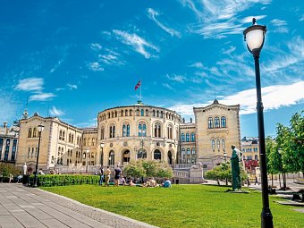 Reisevariante Mit Postschiff und Bahn durch Norwegen - Parlament, Oslo
