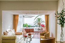 Azia Resort & Spa - Wohnbeispiel Juniorsuite MB mit Außen-Whirlpool (Zimmercodierung JBM)