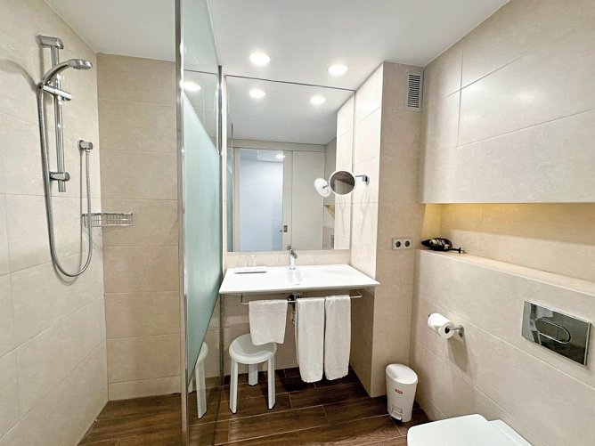 Eix Platja Daurada & Spa - Beispiel Bad (Zimmercodierungen DB1, DB2, DC1, DC2, D1N, D2N, DB3, DB4, DC3, DC4, D3N, DC6 & D4N)