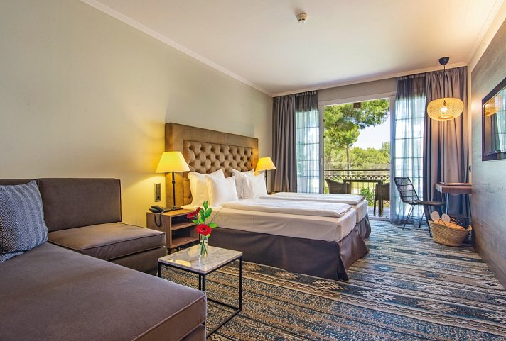 Lindner Hotel Mallorca Portals Nous, part of JdV by Hyatt - Wohnbeispiel Doppelzimmer 1 Kingsize Bett oder 2 Twinbetten Golfseite (Zimmercodierung D1F)