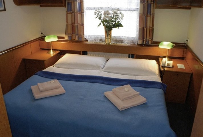 Botel Admiral - Wohnbeispiel Doppelzimmer Moldaublick (Zimmercodierung DS1)