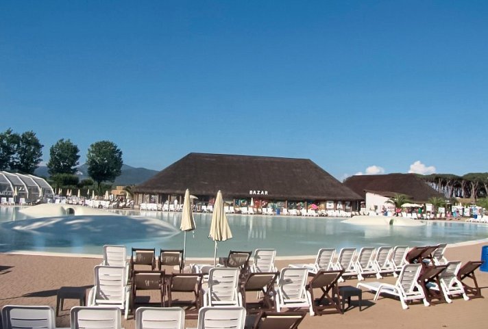 Hu Park Albatros Village (by Happy Camp)