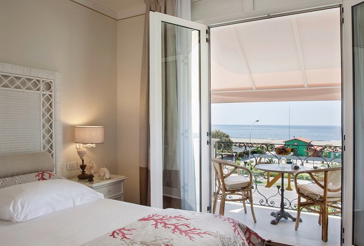 Hotel Il Negresco - Wohnbeispiel Doppelzimmer Meerblick (Zimmercodierung DBM)