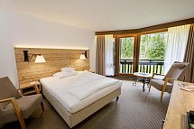 Vier Jahreszeiten am Schluchsee - Wohnbeispiel Zimmer Queensize Waldseite (Zimmercodierungen DB1 & EB1)