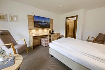 Vier Jahreszeiten am Schluchsee - Wohnbeispiel Zimmer Queensize Waldseite (Zimmercodierungen DB1 & EB1)