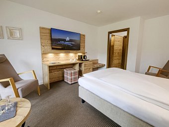 Vier Jahreszeiten am Schluchsee - Wohnbeispiel Zimmer Queensize Waldseite (Zimmercodierungen DB1 & EB1)