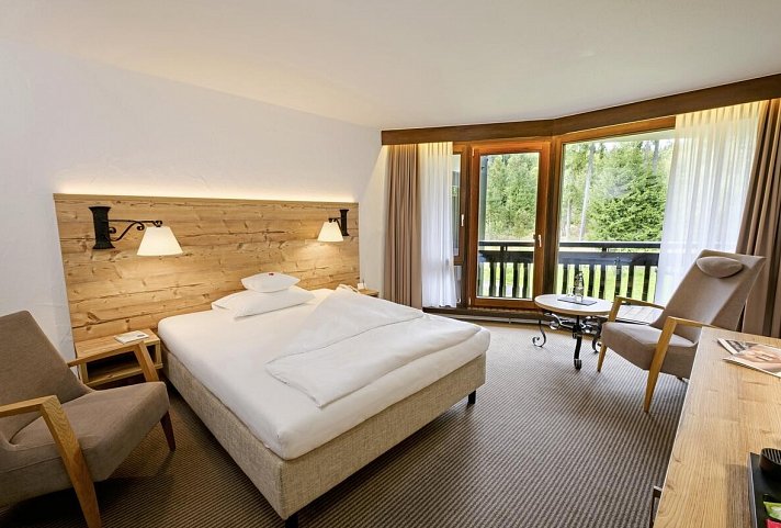 Vier Jahreszeiten am Schluchsee - Wohnbeispiel Zimmer Queensize Waldseite (Zimmercodierungen DB1 & EB1)