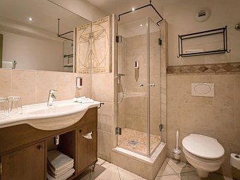 Erlebnishotel Colosseo - Wohnbeispiel Standardzimmer (Zimmercodierungen DB1, EB1, TB1, RB1, DX1, EX1, TX1, RX1, DX2, EX2, TX2, RX2, DS3, ES3, TS3, RS3, FB1, FX1, FX2, FX3, DB2, EB2, TB2, RB2, XB1, XB2, XB3 & XB4)