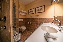 Burghotel Castillo Alcazar - Wohnbeispiel Standardzimmer (Zimmercodierungen DB1, EB1, TB1, RB1, DX1, EX1, TX1, RX1, DX2, EX2, TX2, RX2, DS3, ES3, TS3, RS3, FB1, FX1, FX2, FX3, XB1, XB2, XB3 & XB4)