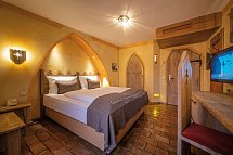Burghotel Castillo Alcazar - Wohnbeispiel Standardzimmer (Zimmercodierungen DB1, EB1, TB1, RB1, DX1, EX1, TX1, RX1, DX2, EX2, TX2, RX2, DS3, ES3, TS3, RS3, FB1, FX1, FX2, FX3, XB1, XB2, XB3 & XB4)