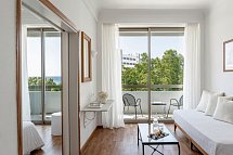 Grecotel LUX®ME Dama Dama - Wohnbeispiel Familienzimmer Premier Guestroom mit seitl. Meerblick (Zimmercodierung FBN)