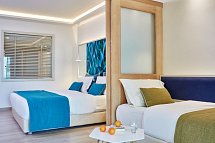 Atlantica Aegean Blue - Wohnbeispiel Premium Familienzimmer mit Landblick (Zimmercodierung FM1)