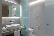 Avra Beach Resort - Badbeispiel Doppelzimmer Superior seitl. Meerblick (Zimmercodierung DSN)