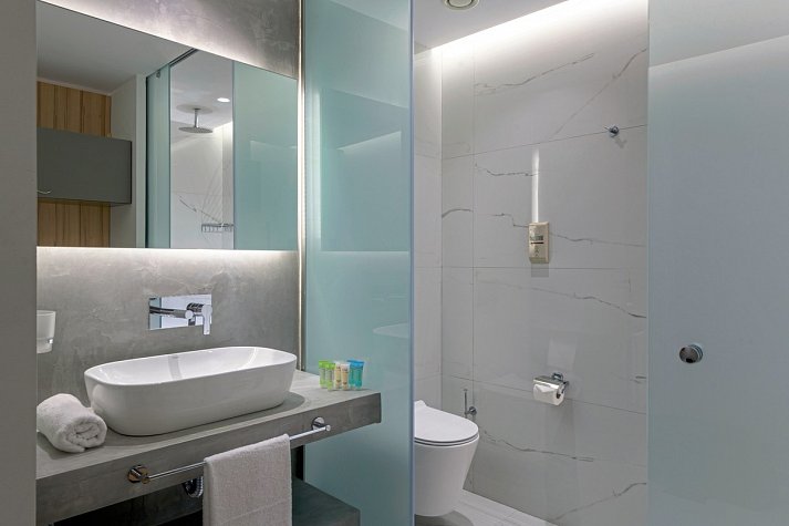 Avra Beach Resort - Badbeispiel Doppelzimmer Superior seitl. Meerblick (Zimmercodierung DSN)