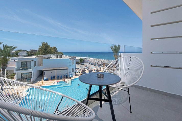 Avra Beach Resort - Wohnbeispiel Doppelzimmer Superior seitl. Meerblick (Zimmercodierung DSN)