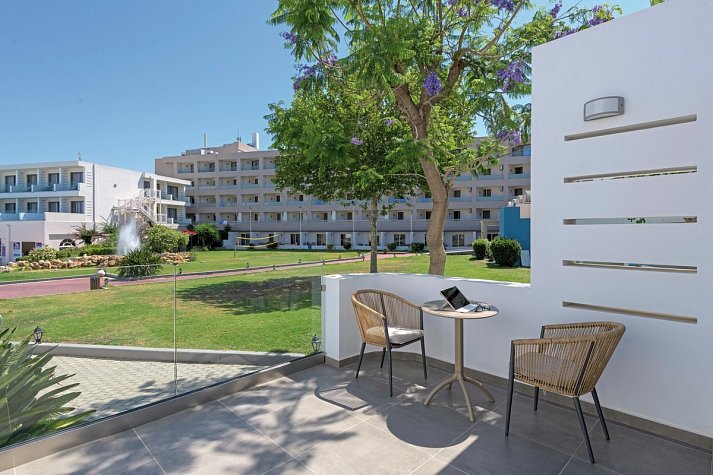 Avra Beach Resort - Wohnbeispiel Familienzimmer Superior Gartenblick (Zimmercodierung FSG)
