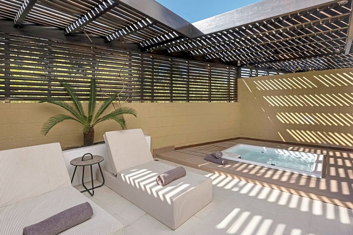 Aulus Lindos Rhodes, Curio Collection by Hilton - Wohnbeispiel Tropical Bungalow Open Plan Suite mit Whirlpool (Zimmercodierung B2G)
