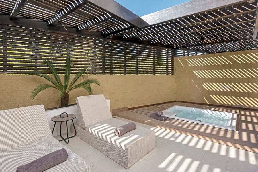 Aulus Lindos Rhodes, Curio Collection by Hilton - Wohnbeispiel Tropical Bungalow Open Plan Suite mit Whirlpool (Zimmercodierung B2G)