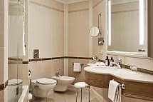 A-ROSA Kurhaus Binz - Beispiel Bad Doppelzimmer Meerblick (Zimmercodierung D1M)