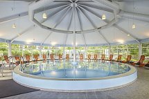 Dorint Seehotel Binz-Therme Binz/Rügen - Wellnessbereich mit Liegen und Pool
