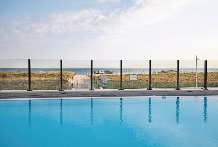 aja Warnemünde - Außenpool mit Ostseeblick