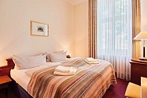 Aparthotel Seeschlösschen - Wohnbeispiel Appartement Landseite/Seeseite (Zimmercodierungen ABC & AB8)