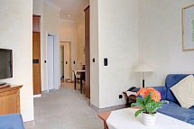 Aparthotel Seeschlösschen - Wohnbeispiel Appartement Landseite/Seeseite (Zimmercodierung ABC)
