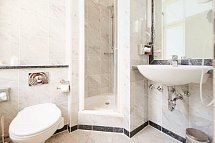 Aparthotel Seeschlösschen - Beispiel Bad Appartement Landseite/Seeseite (Zimmercodierungen ABC & AB8)
