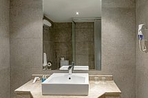 Blend Elphistone Resort - Beispiel Bad Doppelzimmer Deluxe Poolblick (Zimmercodierung DDP)