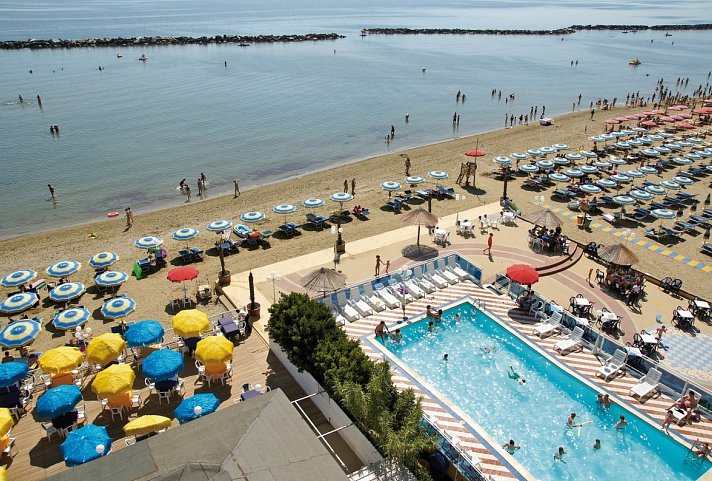 Club Hotel Bikini & Tropicana