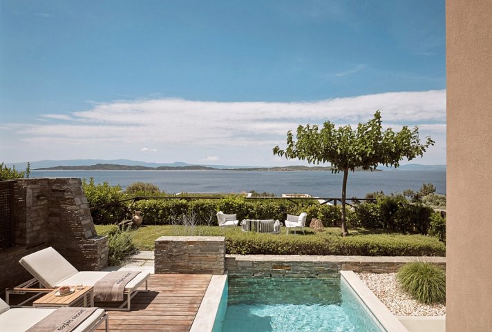 Eagles Villas - Residential Two Bedroom Pool Villa with private Garden