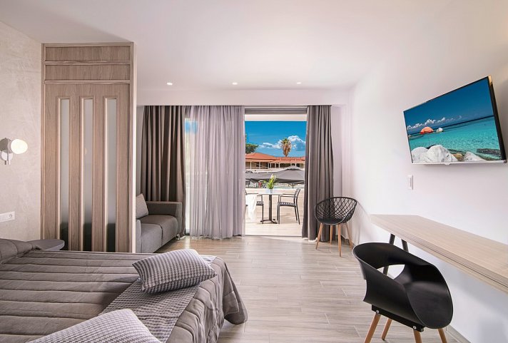 Lagomandra Beach Hotel - Wohnbeispiel Familienzimmer Deluxe Landblick (Zimmercodierung FDL)