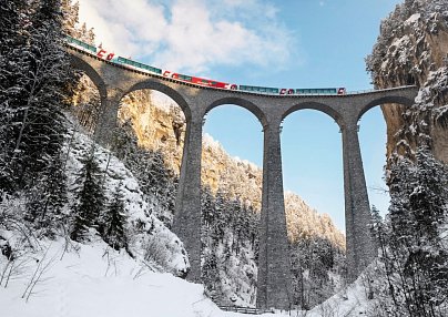 Winterlicher Alpenzauber - Schweizer Berge und Glacier Express Chur