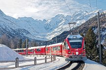 Bernina- und Glacier Express Winterzauber - Bernina Express vor Morteratschgletscher