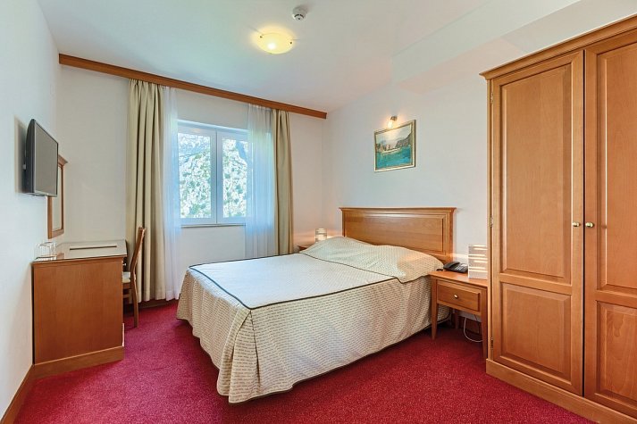 Villa Dvor - Wohnbeispiel Doppelzimmer Balkon mit Flussblick (Zimmercodierung DB1)