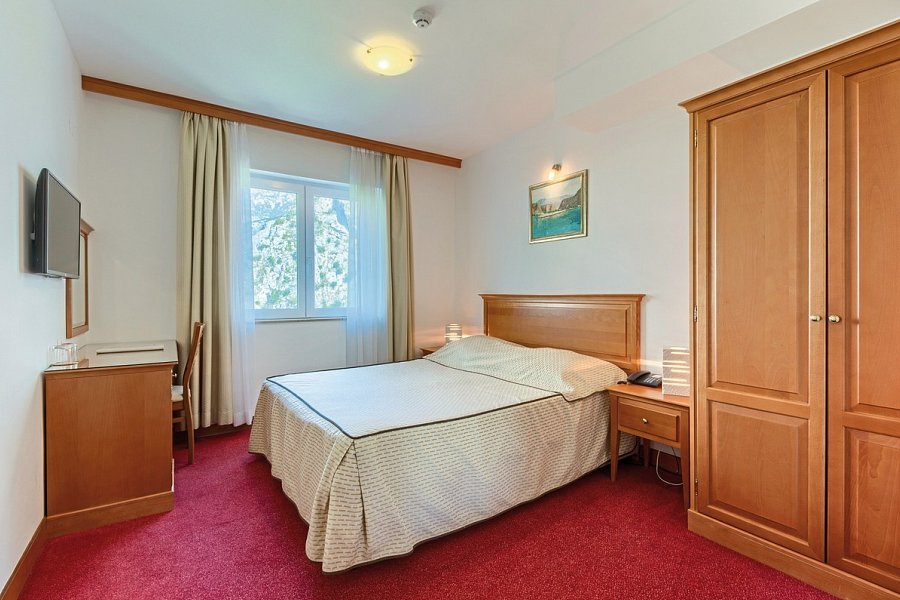 Villa Dvor - Wohnbeispiel Doppelzimmer Balkon mit Flussblick (Zimmercodierung DB1)