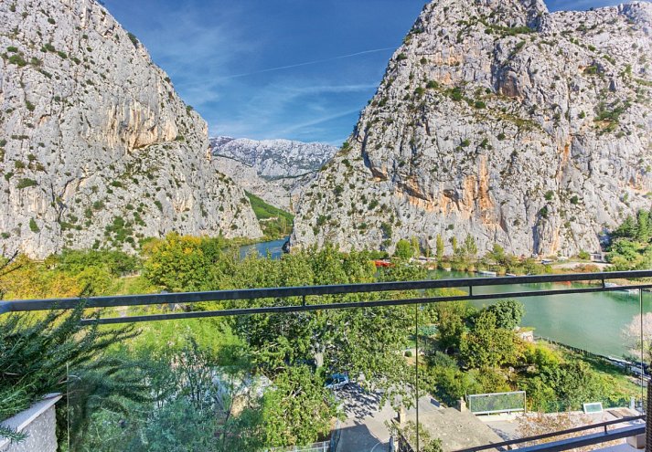 Villa Dvor - Wohnbeispiel Doppelzimmer Balkon mit Flussblick (Zimmercodierung DB1)