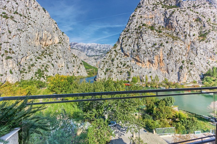 Villa Dvor - Wohnbeispiel Doppelzimmer Balkon mit Flussblick (Zimmercodierung DB1)