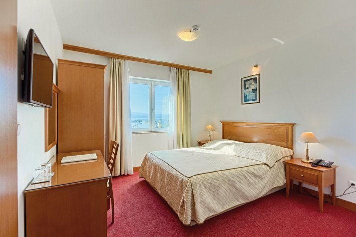 Villa Dvor - Wohnbeispiel Doppelzimmer Meerblick (Zimmercodierung D1M)