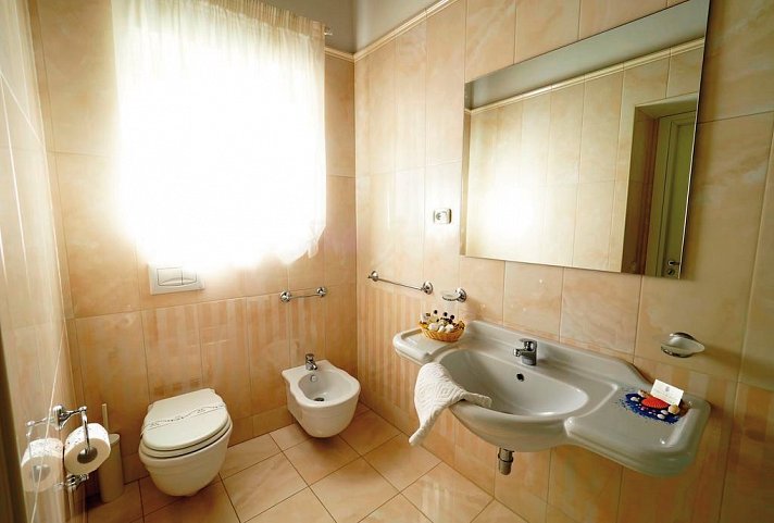 Palazzo Toraldo Di Francia - Badezimmer Beispiel Doppelzimmer (Zimmercodierung DB1)