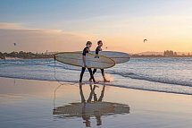 Coastal Explorer - Surfer am The Pass Byron Bay