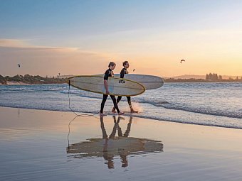 Coastal Explorer - Surfer am The Pass Byron Bay
