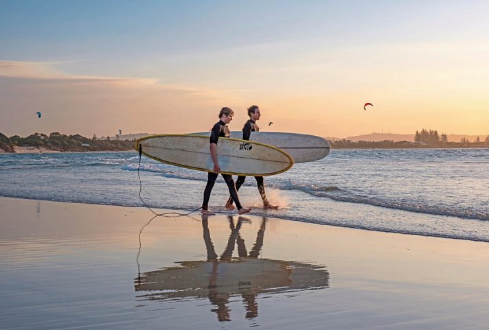 Coastal Explorer - Surfer am The Pass Byron Bay
