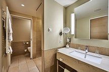 aja Bergresort Werfenweng Hotel - Beispiel Bad Doppelzimmer Bergseite (Zimmercodierungen DB1 & EC1)