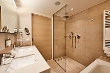 aja Bergresort Werfenweng Hotel - Beispiel Bad Juniorsuite Bergpanorama (Zimmercodierungen JB1, JB2, JB3 & JC1)
