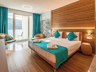 Carine Hotel Kumbor Superior - Wohnbeispiel DZ Deluxe seitl. Meerblick