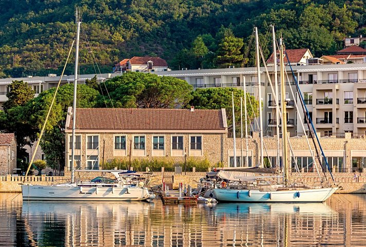 Lazure Hotel & Marina