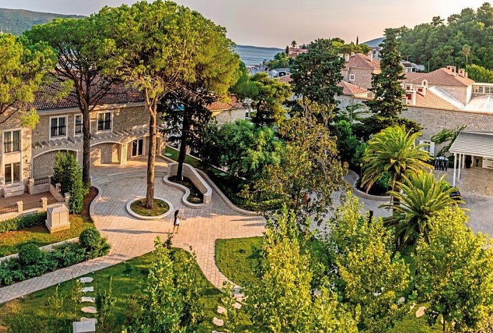 Lazure Hotel & Marina