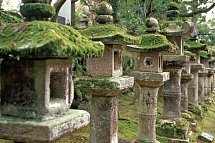 Japan für Individualisten (inkl. Flug) - Nara, Steinlaternen am Kasuga-Schrein