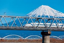 Zauberhaftes Japan (inkl. Flug) - Shinkansen-Superexpress vor dem Berg Fuji-san